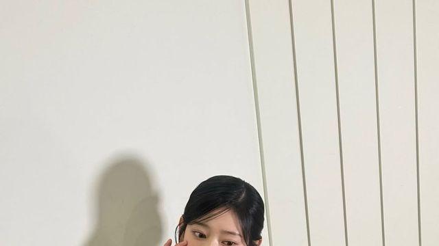 클래식한 하운드투스 체크와 모던한 실루엣, 김민주의 우아한 레이디 라이크 룩