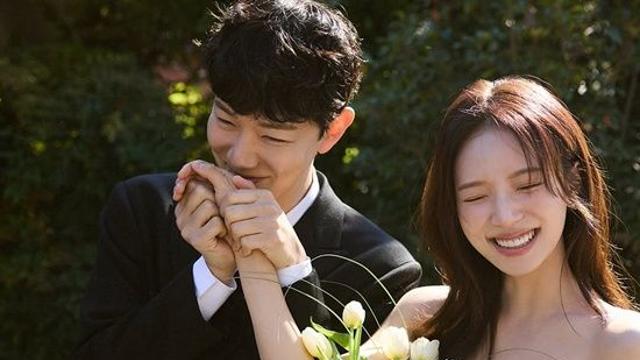 '사업가♥' 김지영, 혼전 임신 결혼…D라인 '우아' 드레스 자태 [엑's 이슈]