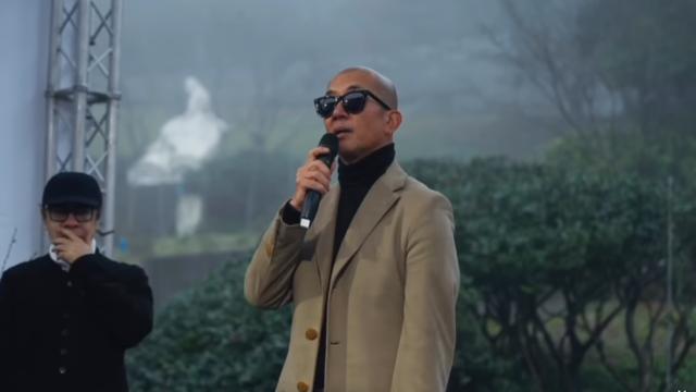 구준엽, 아내 서희원 1주기 제막식…장모 눈물 곁 지켰다