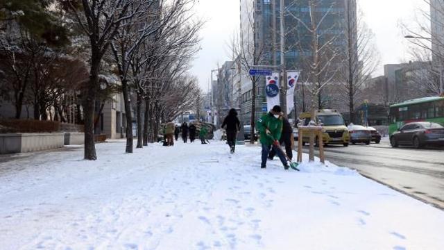 [내일 날씨] 눈 그치고 출근길 쌀쌀…빙판길 미끄럼 주의