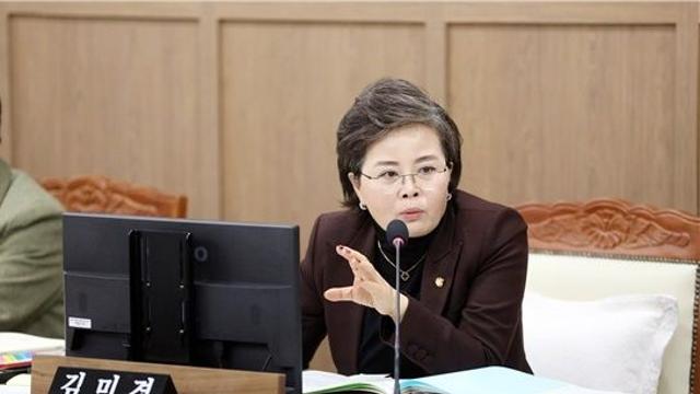 수원시의회 김미경 의원 “수원 시민의 자부심 화성과 팔달산 일대 고사목 처리 방안, 시민과 함께 풀어가야”