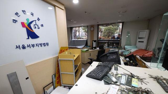 ‘서부지법 폭동’ 유리창 깨고 CCTV 부순 男, 항소심서 감형···“초범 고려”