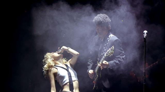 로제, 그래미 오프닝 장식... 허리 꺾고 브루노 마스와 떼창 이끌었다