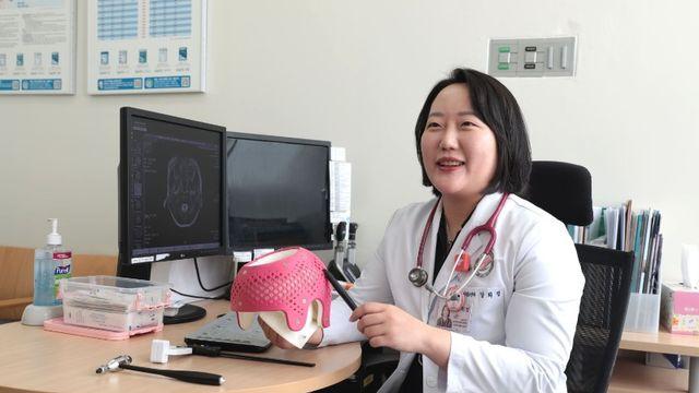 강희정 소아청소년과 교수, 아기 두상 ‘300만원 헬멧’보다 먼저 할 일