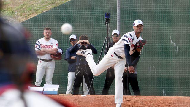 포수 출신 나균안이 말하는 엘빈·비즐리...