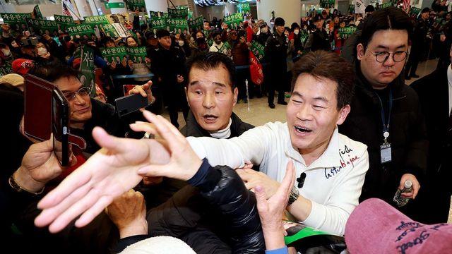 지지자들, 애국가 부르며 162일 만에 귀국한 전한길 맞아... 공항 아수라장