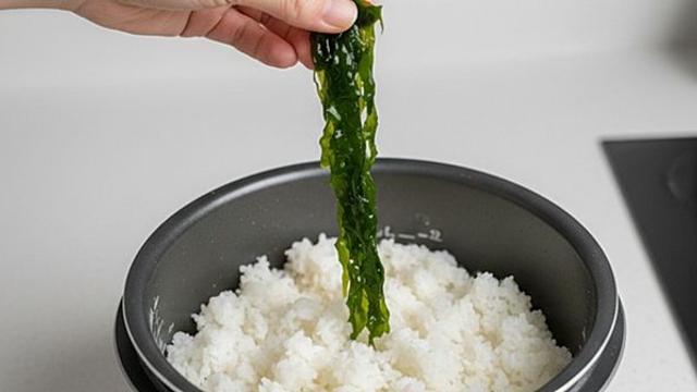 이젠 미역을 끓이지 말고 '밥'에 넣어 보세요…이 좋은 걸 왜 여태 몰랐을까요