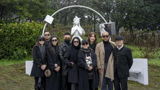 '아내 1주기' 조각상 세운 구준엽 