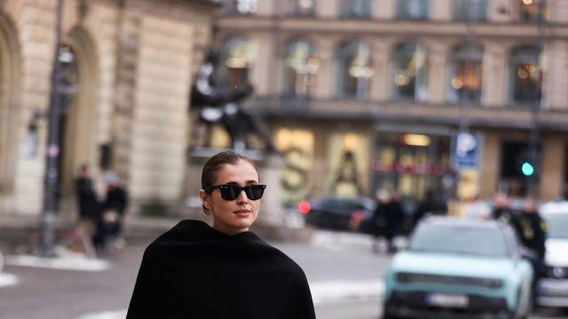 바지 치마 코트 모두 검은색이라면 이렇게도 입어보세요