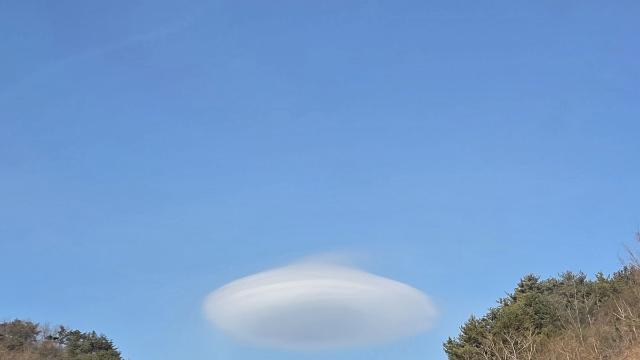 설악산국립공원 인근 하늘에 뜬 UFO?…눈길 사로잡은 '렌즈구름'