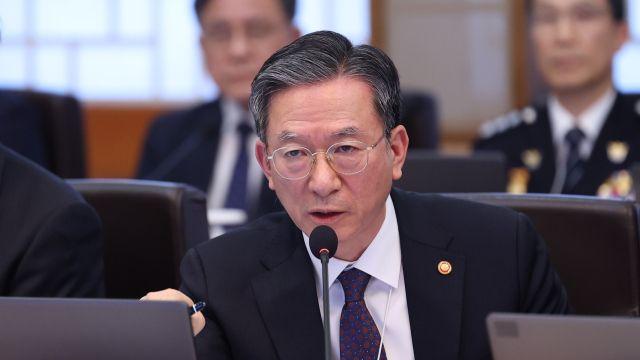 정성호 “김용현 변호인 감치…정치선동에 단호히 대응할 것”