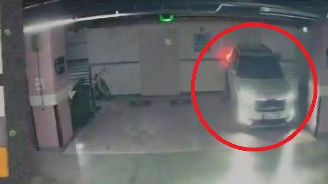 기어 ‘후진’ 놓고 내렸다가…차·벽 사이 낀 20대女 중상