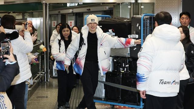 [올림픽] K팝·K피겨 스타가 떴다…아수라장 된 밀라노 공항