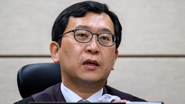 상상도 못한 타이밍…이진관 판사, 타 법정 들어와 변호인 감치 집행