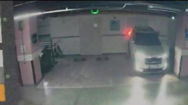 후진기어 둔 채 짐 내리다 ‘날벼락’…차량·벽 사이 끼인 여성 뇌손상