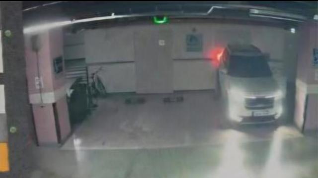 주차장서 후진기어 상태로 내린 20대, 차·벽 사이 끼여 중상