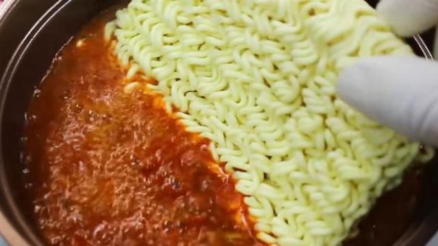 라면에 '이것' 한 스푼만 넣어 보세요…이제 그냥 끓여선 못 먹습니다