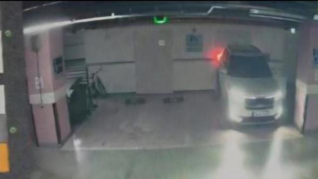 후진 기어 둔 채 트렁크로…SUV에 끼인 20대 여성 중상