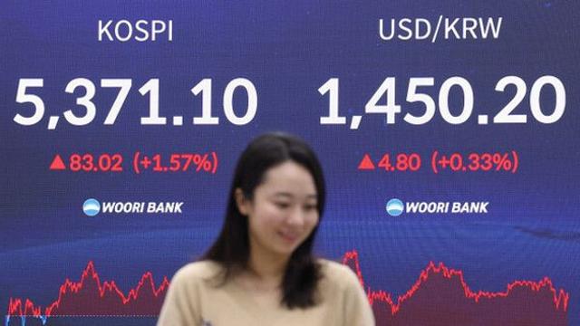 삼성전자, 드디어 '시총 1000조' 고지 올랐다… 코스피, 사상 최고치 경신 행진