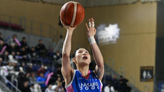 여자농구 삼성생명, 선두 하나은행 완파하고 공동 4위로