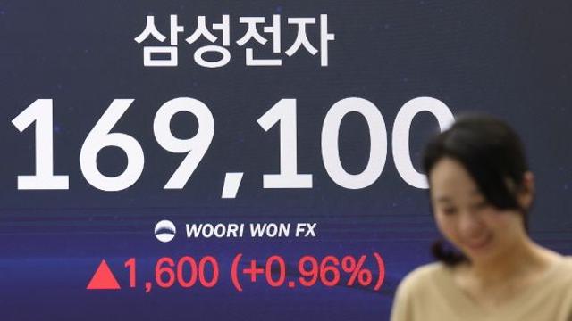 삼성전자, 시총 1천조의 벽 넘다…'국민주'에서 '세계 자본의 중심'으로