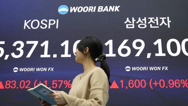 삼성전자 시총 1천조 돌파…코스피 5371로 오늘도 신고가