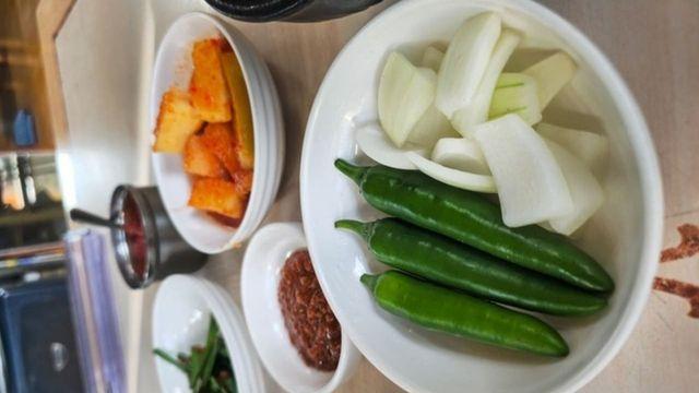 '어떤 걸 같이 먹는 게 더 좋은지 봤더니..' 풋고추 vs 깍두기, 국밥 먹을 때 곁들이기에 더 좋은 '단골 반찬'
