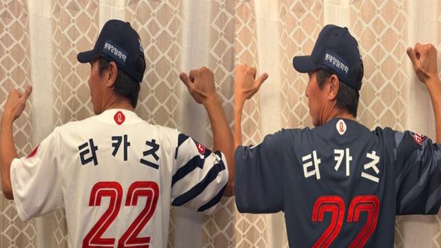 롯데의 배려에 감동한 다카쓰, 이틀 연속 유니폼 인증…무슨 일이길래