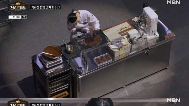 제빵 경연 중 초콜릿 만들다가 우는 파티시에