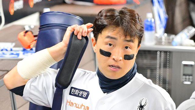 손아섭, 88일 장기 협상 끝은 '1년 1억' 백의종군…그래도 하주석 '성공적 선례' 있어→시즌엔 어떻게 될지 모른다