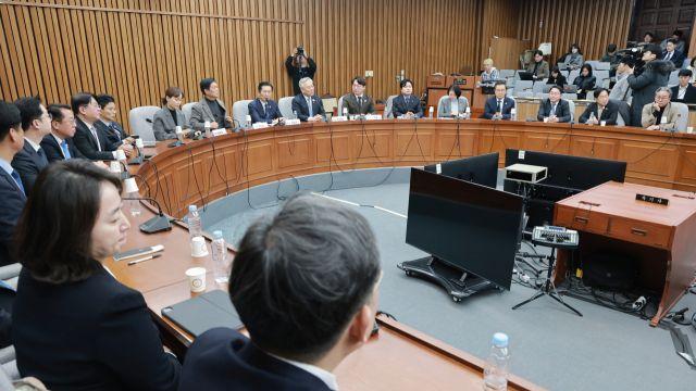 정청래, 합당 반발 커지자 ‘경청 모드’…선수별 간담회로 돌파 시도
