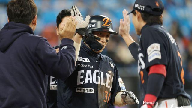 '현역 타율 2위' 64억 받던 선수가 연봉 1억원이라니…손아섭, 미아·은퇴 위기 딛고 '백의종군' [IS 피플]