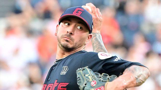 '롯데 몰락 주범' 벨라스케즈, 현역 이어간다…CHC 마이너 계약