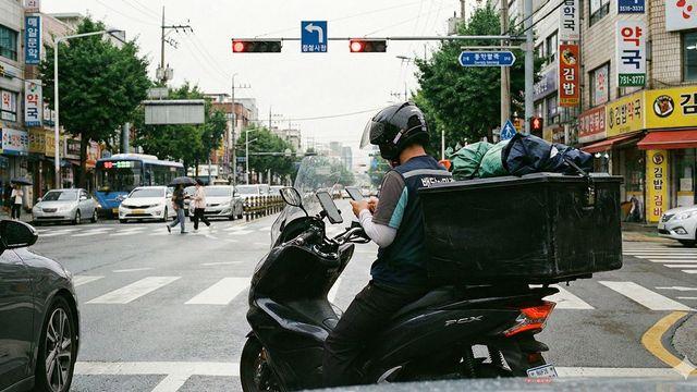 배달 오토바이 소음 잡는다… 2035년까지 60% 전기차로 전환