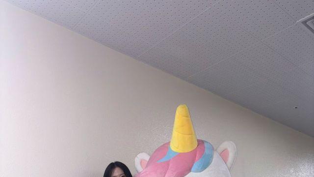 스포티한 레드 에너지와 맑은 비주얼의 조화, 하이키 서이의 베스킷볼 룩