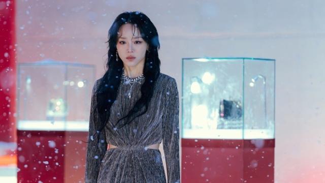 배우 신혜선, 넷플릭스 기대작 ‘레이디 두아’로 돌아온다! 공개 전부터 호평 세례