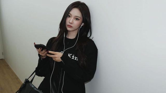 시크한 올 블랙과 화이트 이어폰의 대비, 에스파 닝닝