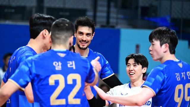 '아라우조+알리 33점' 우리카드, 현대캐피탈에 올 시즌 첫 승