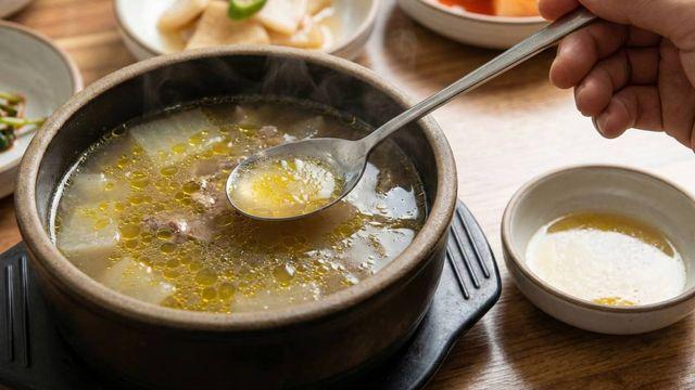 찌개나 국 위에 둥둥 뜬 기름… ‘이것' 한 번이면 국물이 말끔해지네요