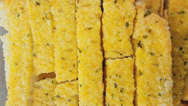 '식사 대용, 출출할 때 간식으로 최고..' 집에 남은 식빵 몇 장으로 유명 빵집 못지 않은 '마늘빵' 만드는 방법