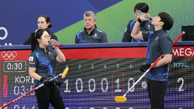 [올림픽] 컬링 김선영-정영석, 믹스더블 5연패…희박해진 준결승행