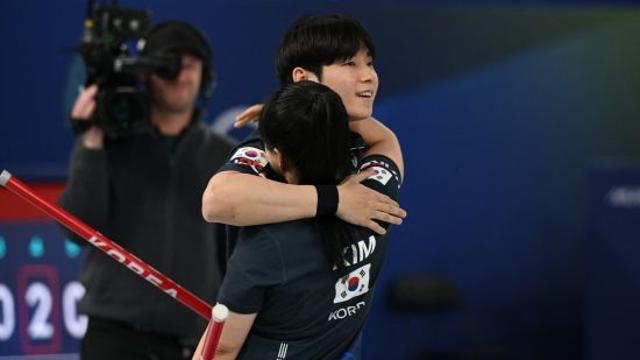 韓 드디어 이겼다! 승리 뒤 눈물 '펑펑'…감격의 첫 승! 우승후보 美 잡았다→믹스더블 김선영-정영석, 연장 혈투 끝 6-5 승리