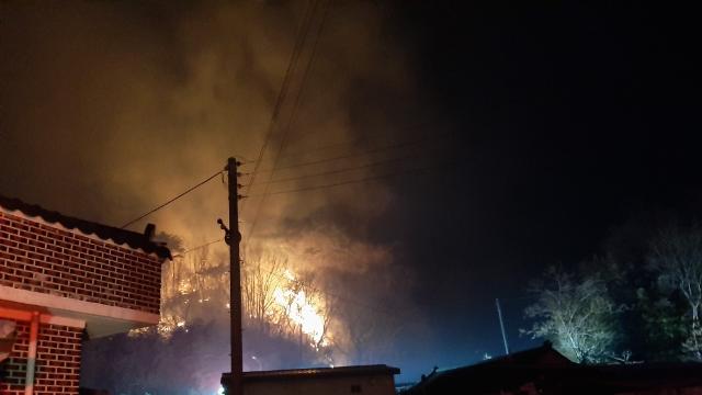 경북 포항 죽장면에 산불…산림당국 진화 중