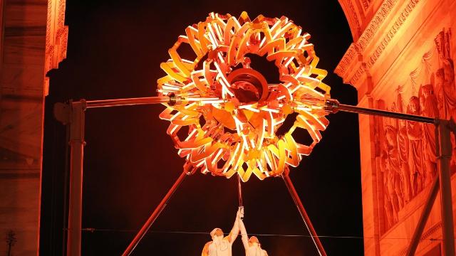 [올림픽] '2개의 태양'으로 타오른 성화…톰바·콤파뇨니·고자가 점화