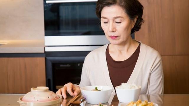 “살갑게 지낸 둘째 의붓딸이 이번 주 결혼한다고 남편이 갑자기 제게 알렸습니다