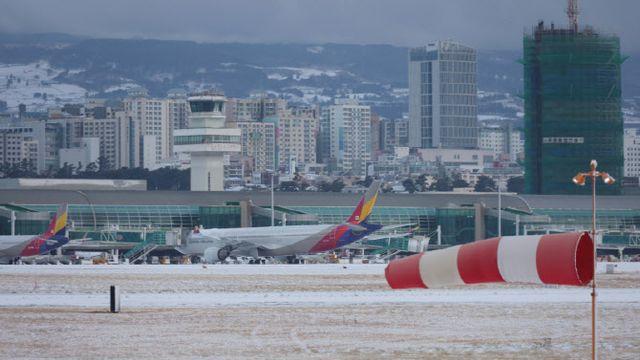 제주 폭설에 항공편 170여편 결항… 임시편 투입해 승객 수송 총력