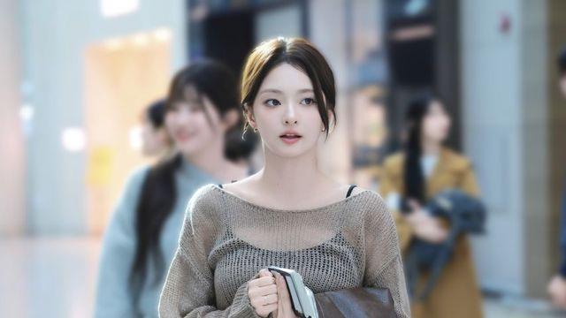 시크한 가을 무드의 정석, 프로미스나인 이나경의 시스루 니트 공항 패션