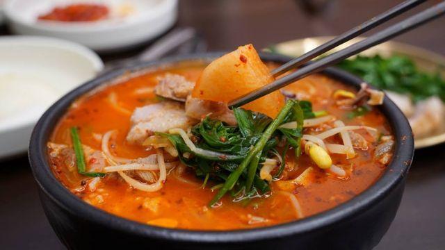 라면 끓이기보다 쉬운 ‘마법 육수’… 찬장 속 ‘이 세 가지’면 모든 국물 끝납니다