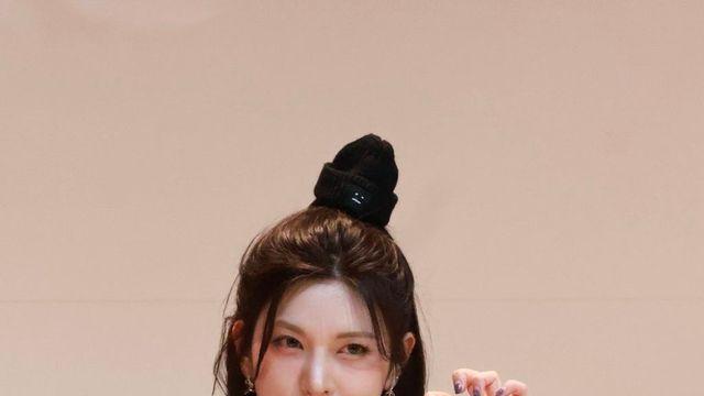 스포티한 아디다스 져지와 키치한 소품의 조화, 엔믹스 배이의 믹스매치 룩