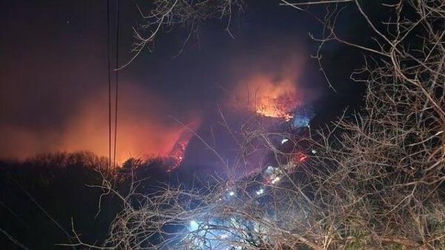 경주 문무대왕면 산불...헬기 31대 투입 '대응 1단계'